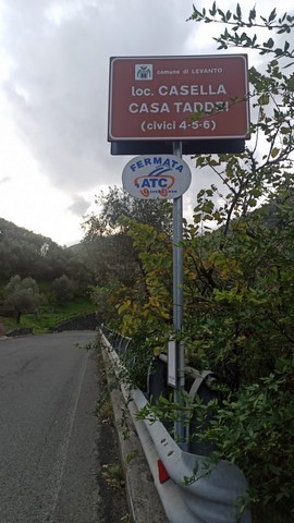 insegna in strada